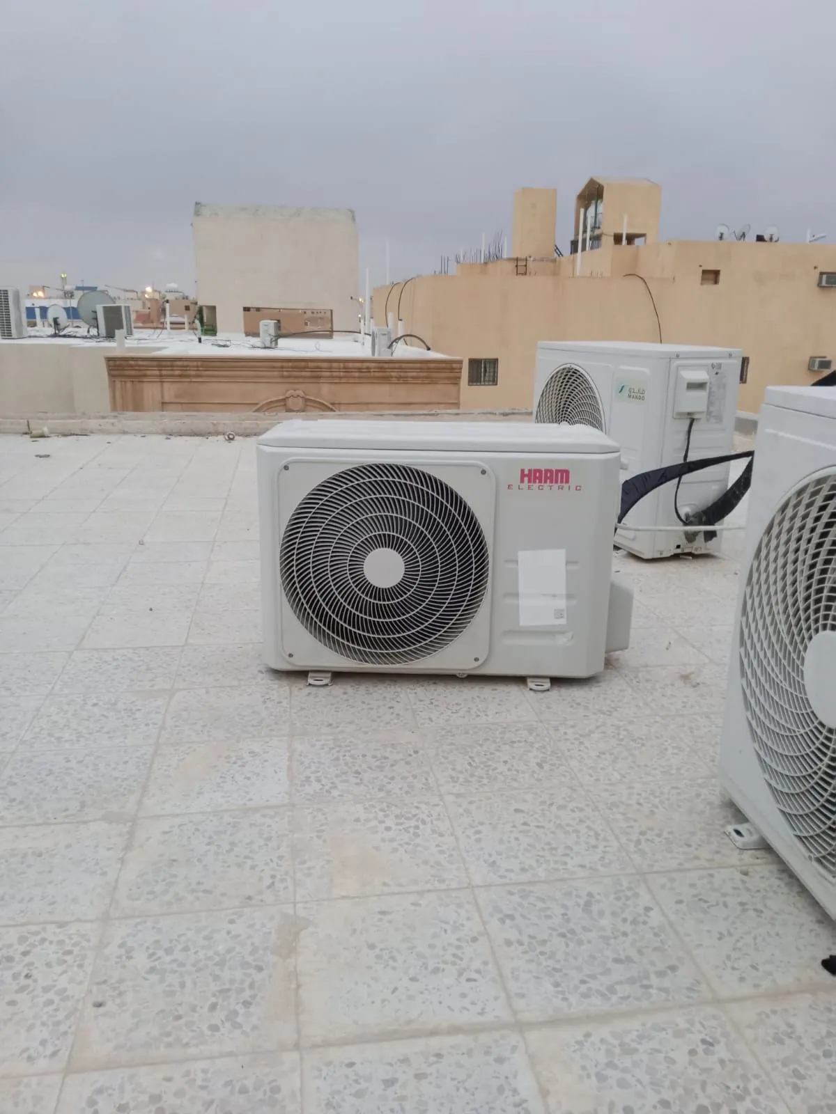 وحدات تكييف خارجية على سطح مبنى سكني تدخل في عروض تنظيف مكيفات العمارة بالعدد