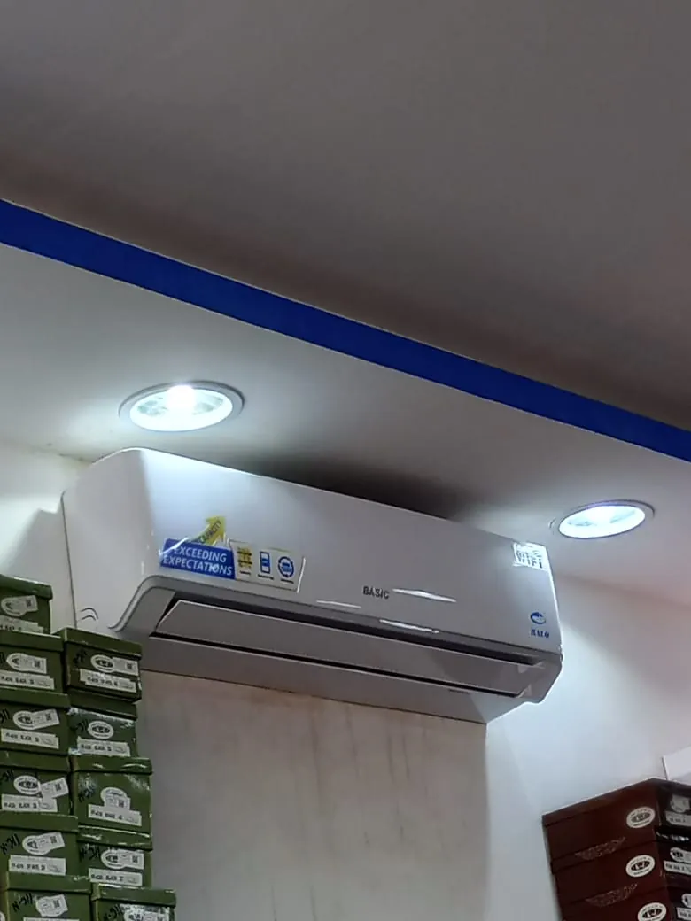 مكيف سبليت في محل وفوقه آثار غبار داكنة على الجدار من نصائح غسيل المكيفات