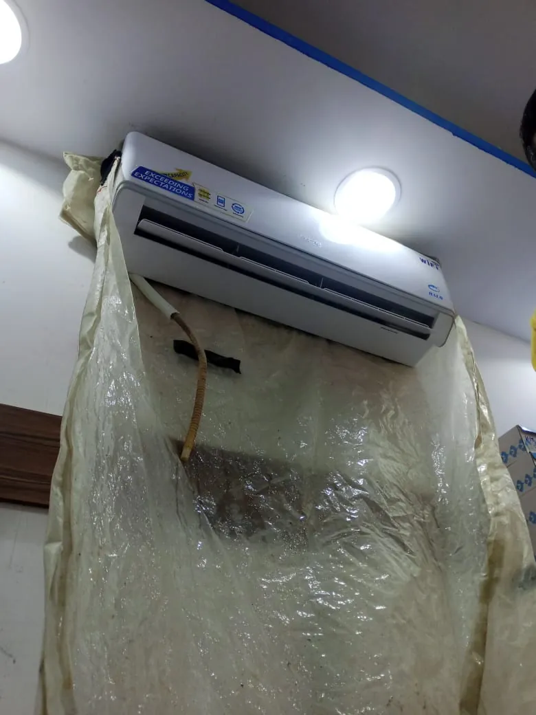 شركة تنظيف مكيفات بالرياض تغسل مكيف سبليت وتحته غطاء غسيل بلاستيكي